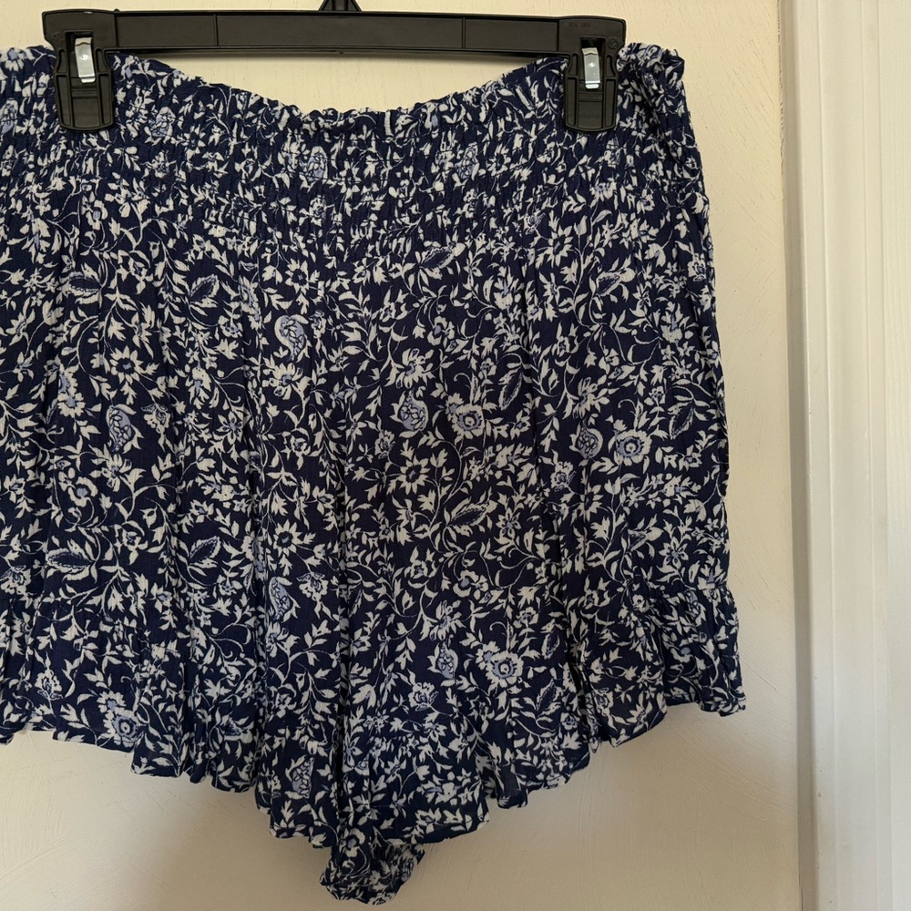 BeBop Blue and White Floral Women's Shorts NWOT - Picture 5 of 6